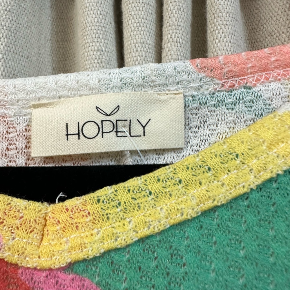 NEW Hopely Floral V Neck Top - Picture 2 of 2